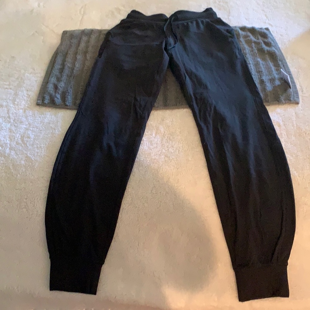 Lululemon Align jogger with pockets and waist tie.